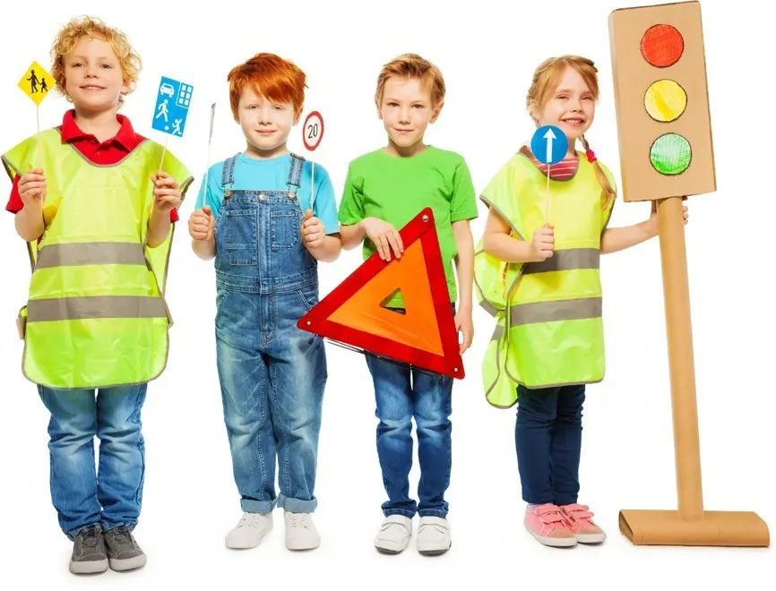 ninos-educacion-vial-contacto.webp Niños con chalecos reflectantes sostienen señales de tránsito como parte de un programa de educación vial infantil.