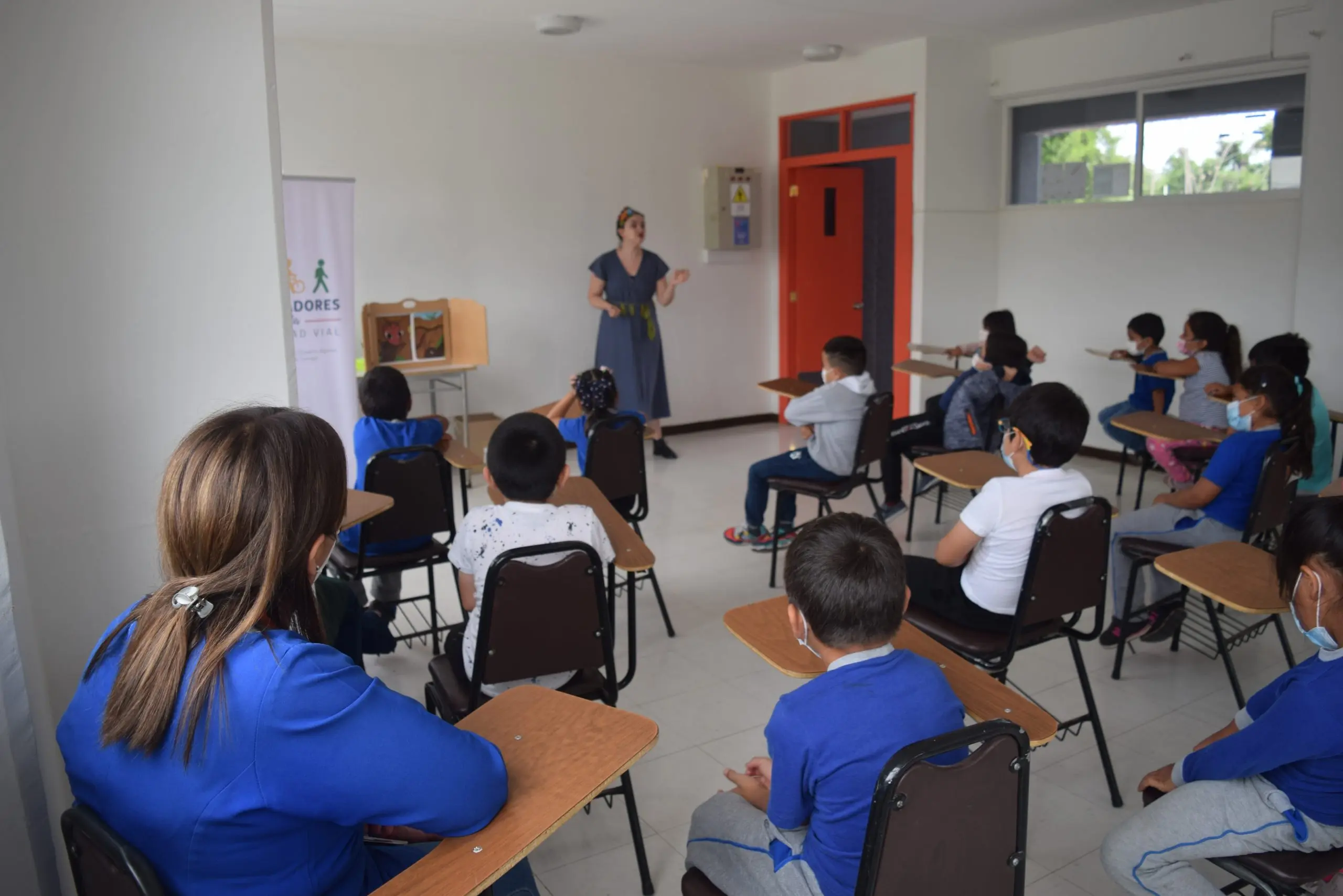 cuenta-cuentos-actividad-escolar-estudiantes.webp Alumnos observan a la narradora durante el programa Cuenta Cuentos, actividad educativa en seguridad vial.