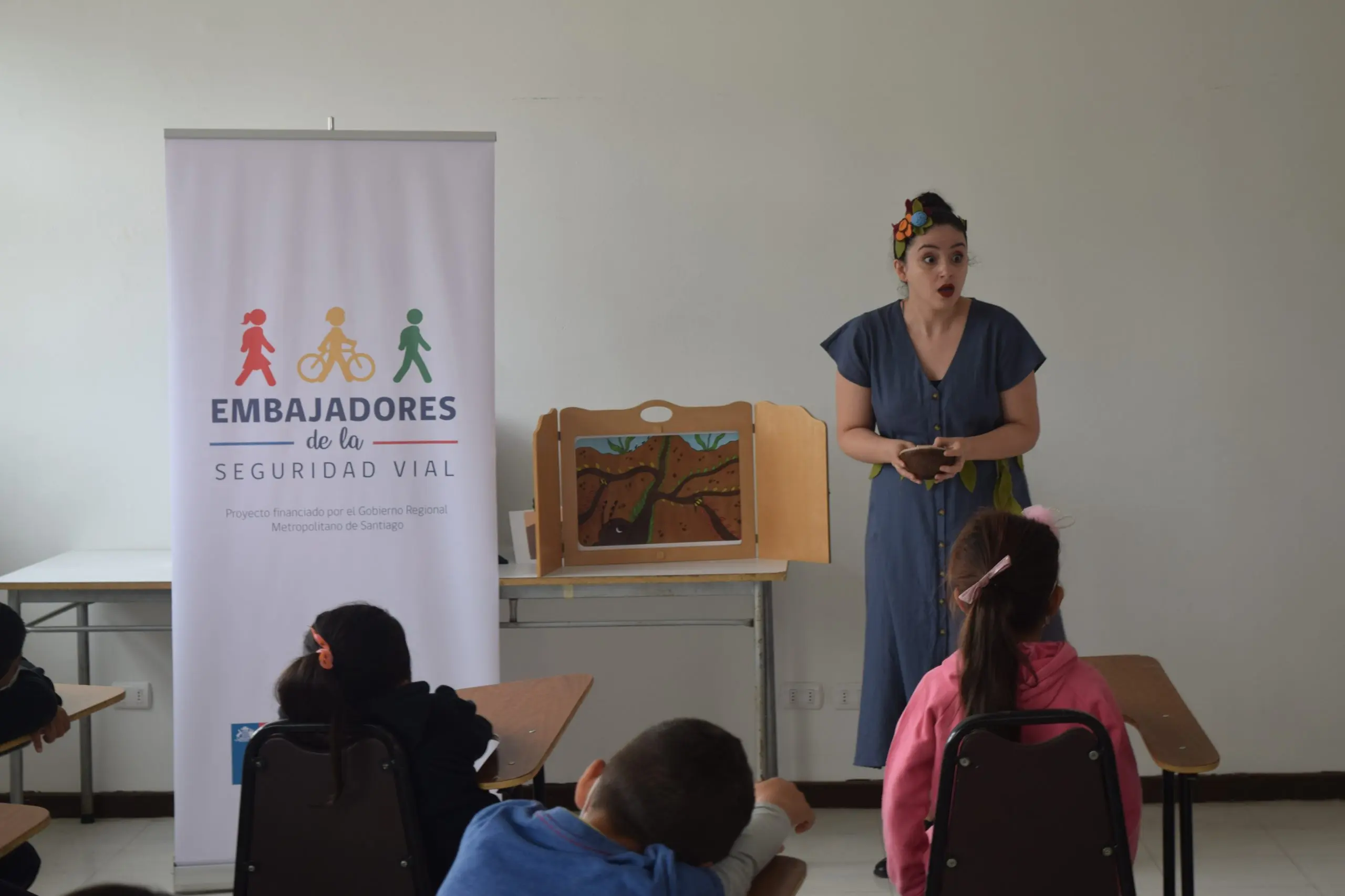 cuenta-cuentos-estudiantes-kamishibai.webp Profesora utiliza kamishibai para narrar historias en el programa Cuenta Cuentos de seguridad vial con estudiantes.