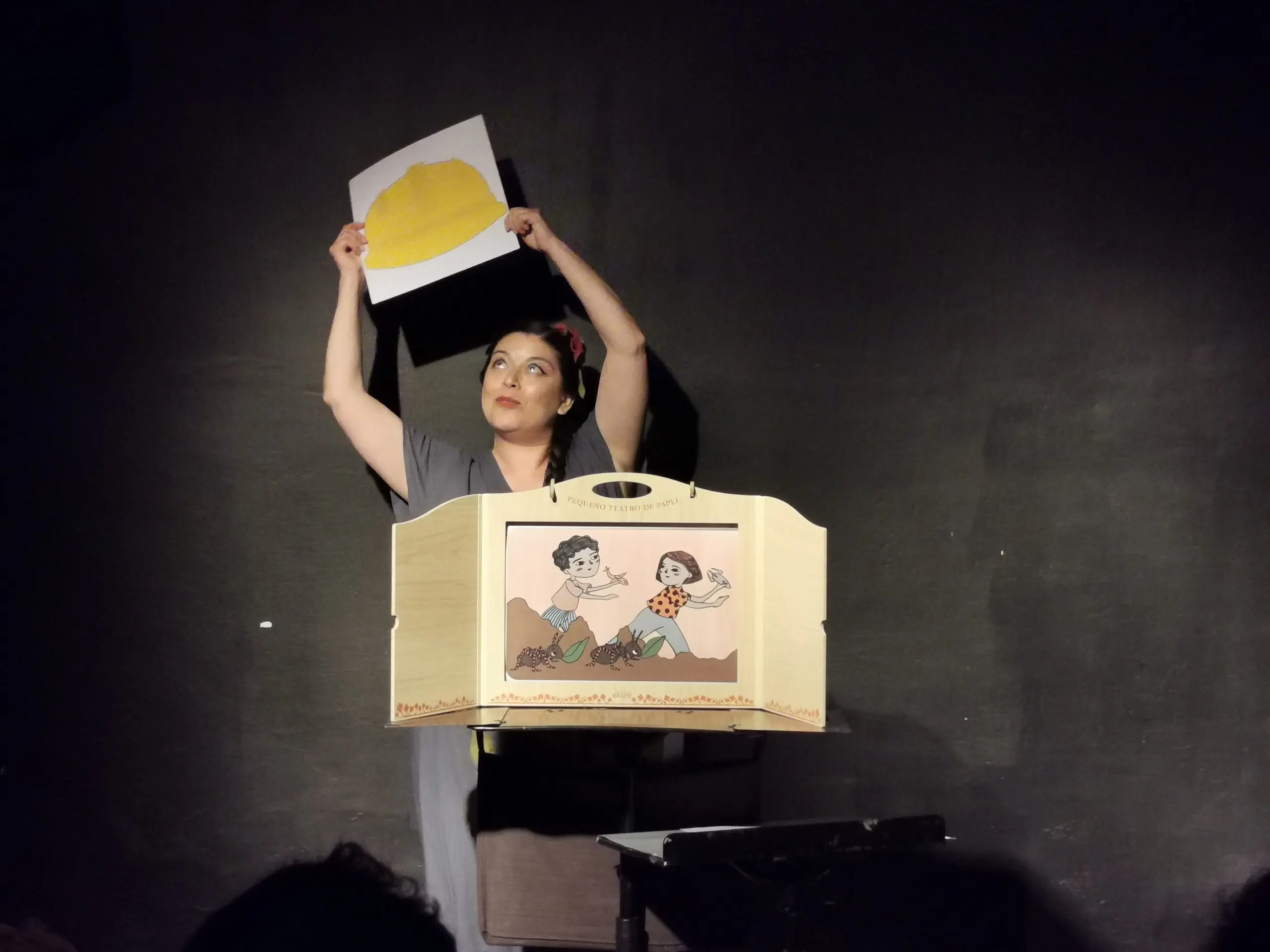 cuenta-cuentos-narradora-historias.webp Narradora presenta lámina de historia con kamishibai en el programa Cuenta Cuentos, fomentando valores y seguridad vial.