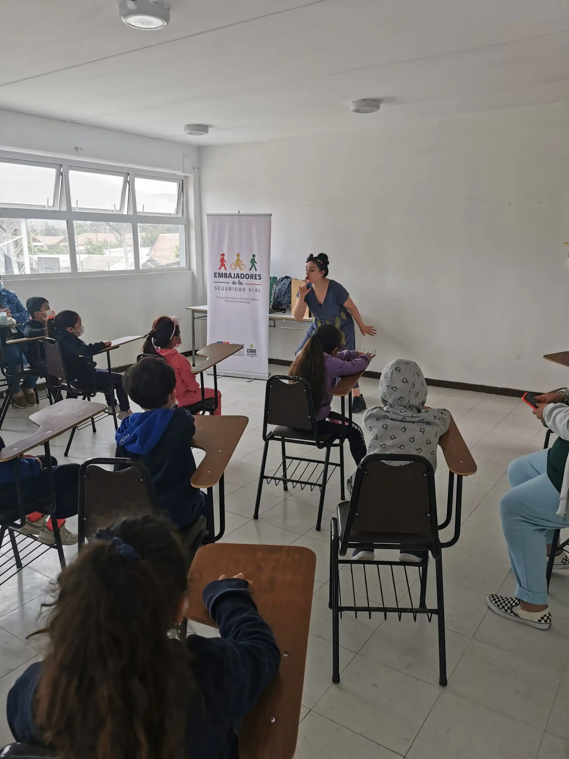 cuenta-cuentos-sala-clases-estudiantes.webp Estudiantes participan en la actividad Cuenta Cuentos dentro de la sala de clases con orientación en seguridad vial.